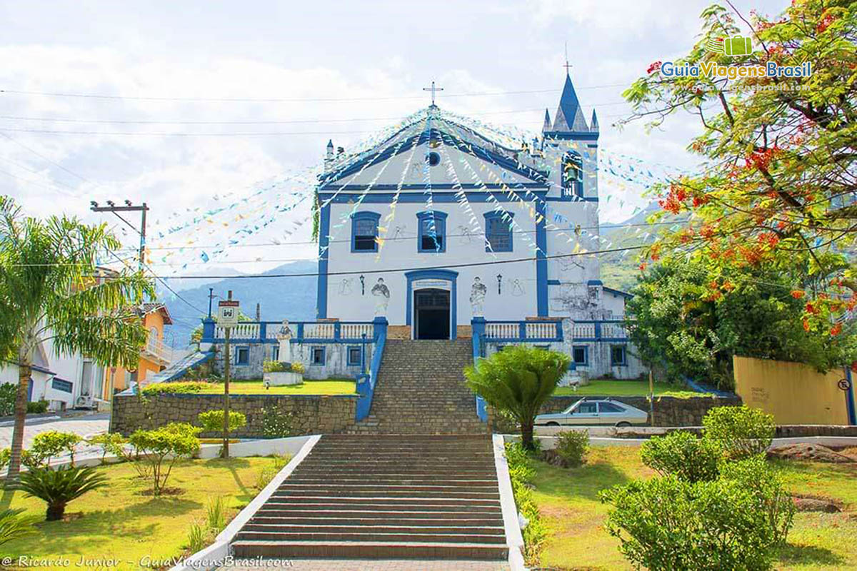 Imagem da linda igreja em Ilhabela.